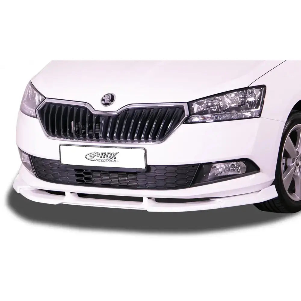 Frontspoiler Skoda Fabia 3 montert på hvit bil med sort grill, sett skrått forfra.