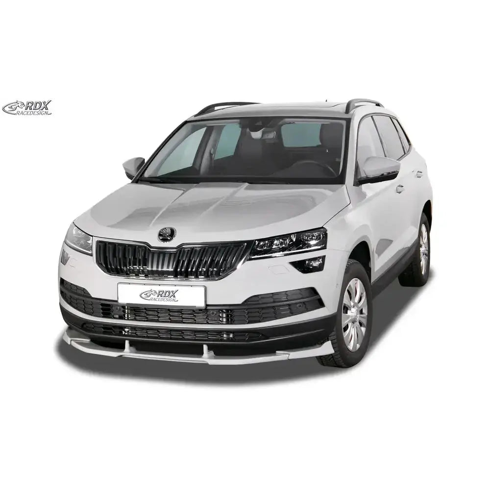 Frontleppe på Skoda Karoq SUV, hvit modell sett forfra med sorte detaljer og markert frontspoiler.