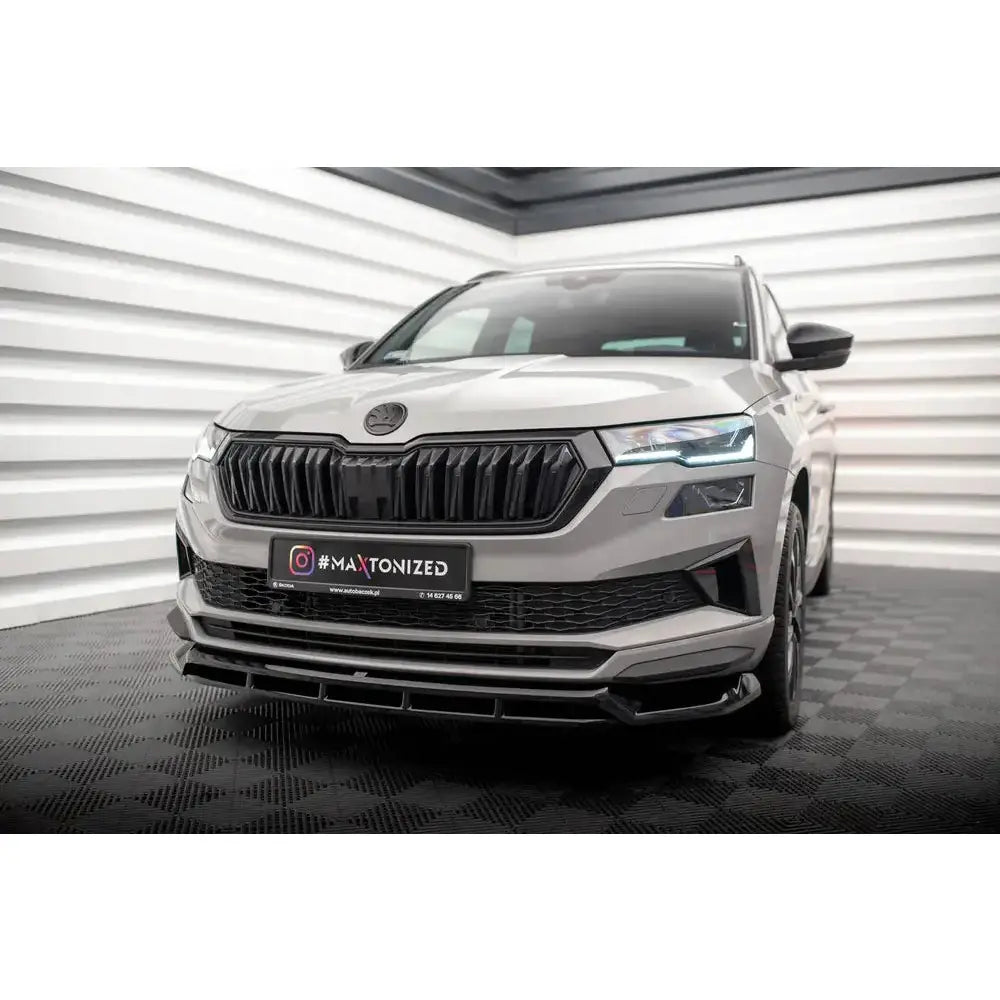 Front splitter på Skoda Karoq Sportline Mk1 Facelift, grå SUV med sorte detaljer og LED-frontlykter.