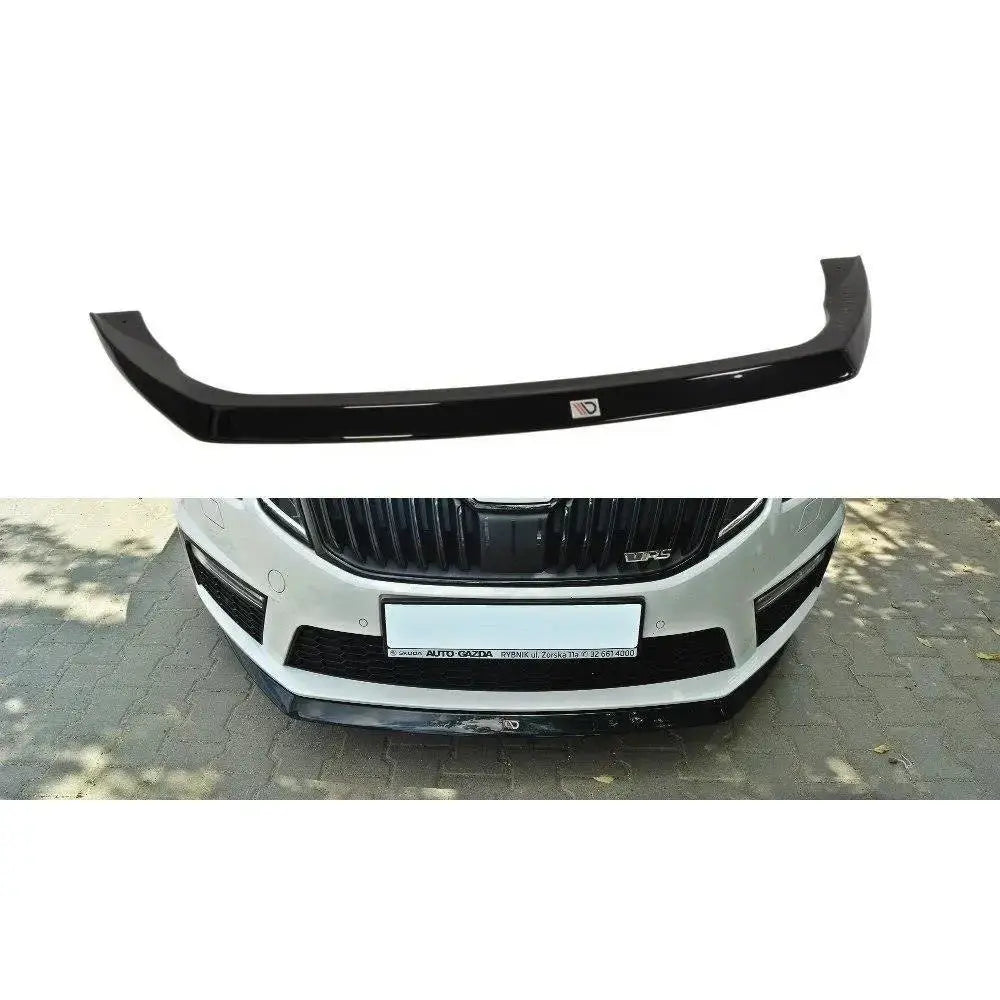Frontleppe Skoda Octavia III Rs V.2 i blank sort plast, vist montert på hvit bil med diskret logo.