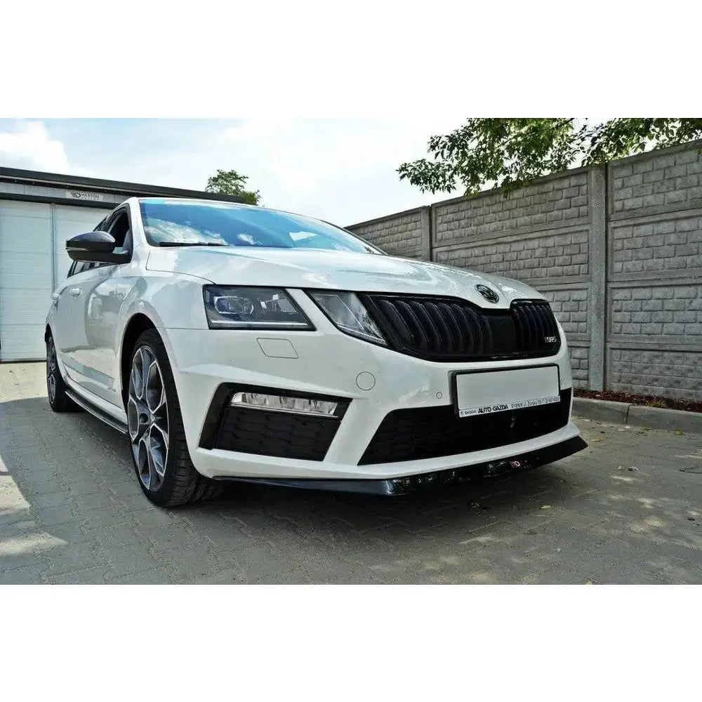 Spoiler til Skoda Octavia III Rs med lav front, sorte detaljer og store aluminiumsfelger.