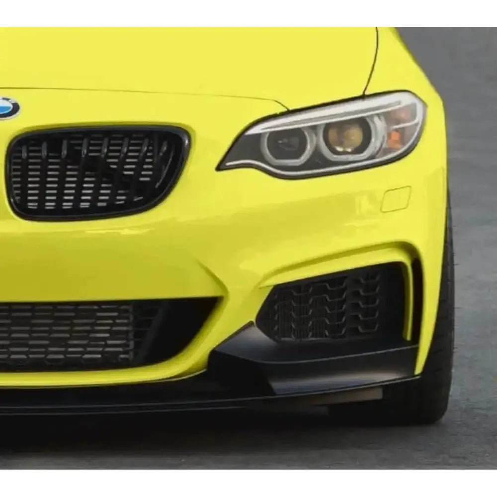Frontleppe Sport-Performance BMW 2 F22/F23 med M-Package på gul bil, sort grill og markante frontlykter.