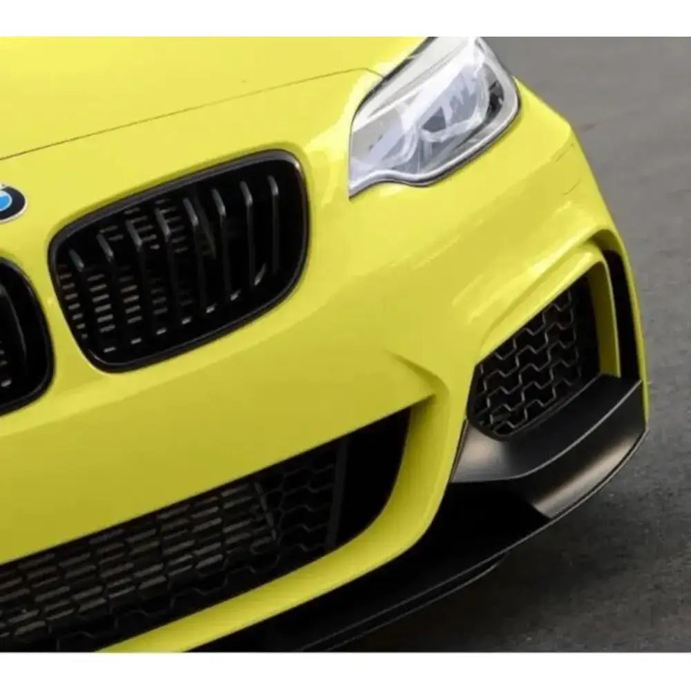 Frontspoiler Sport-Performance BMW 2 F22/F23 med M-Package, nærbilde av gul bilfront og svarte detaljer.