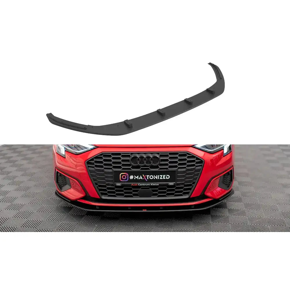 Frontleppe Street Pro for Audi A3 8Y vises i sort plast mot hvit bakgrunn, samt montert på rød bil.