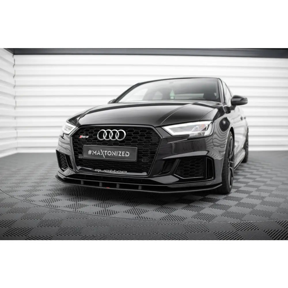 Frontleppe på Audi RS3 Sedan 8V Facelift Street Pro med blanke detaljer og sportslig design.