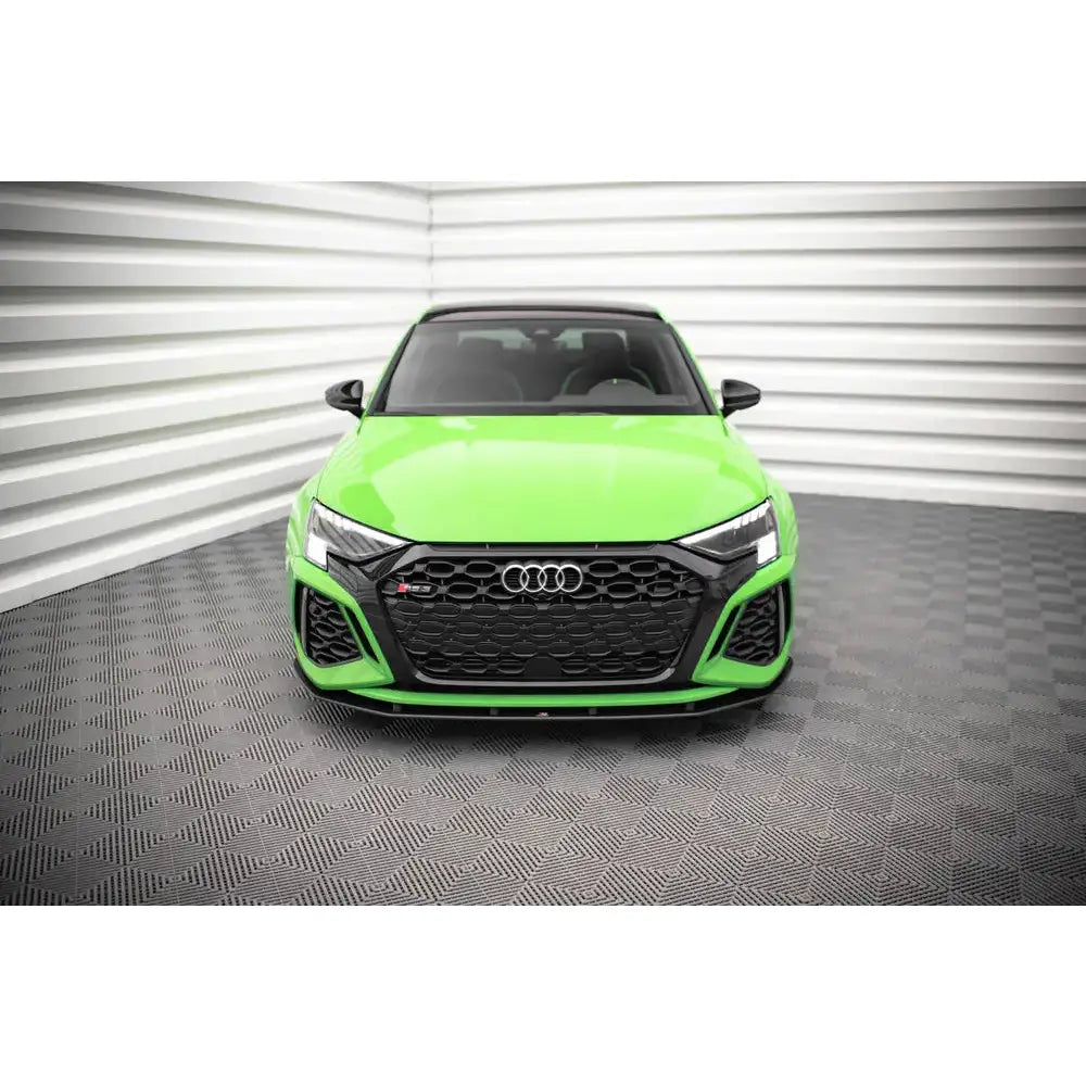 Frontspoiler på Audi RS3 Sportback 8Y, sett forfra med sort grill og store luftinntak.