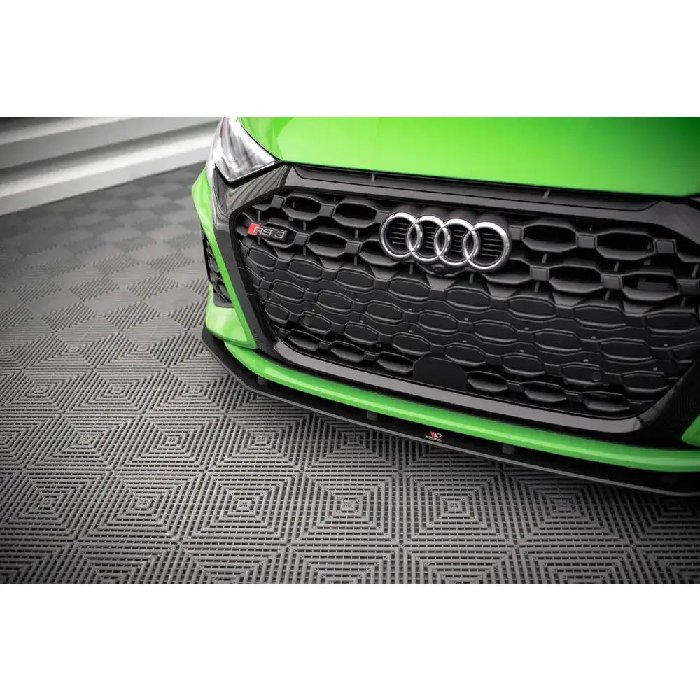 Frontsplitter Street Pro på grønn Audi RS3 Sportback 8Y med sort grill og RS3-emblem.