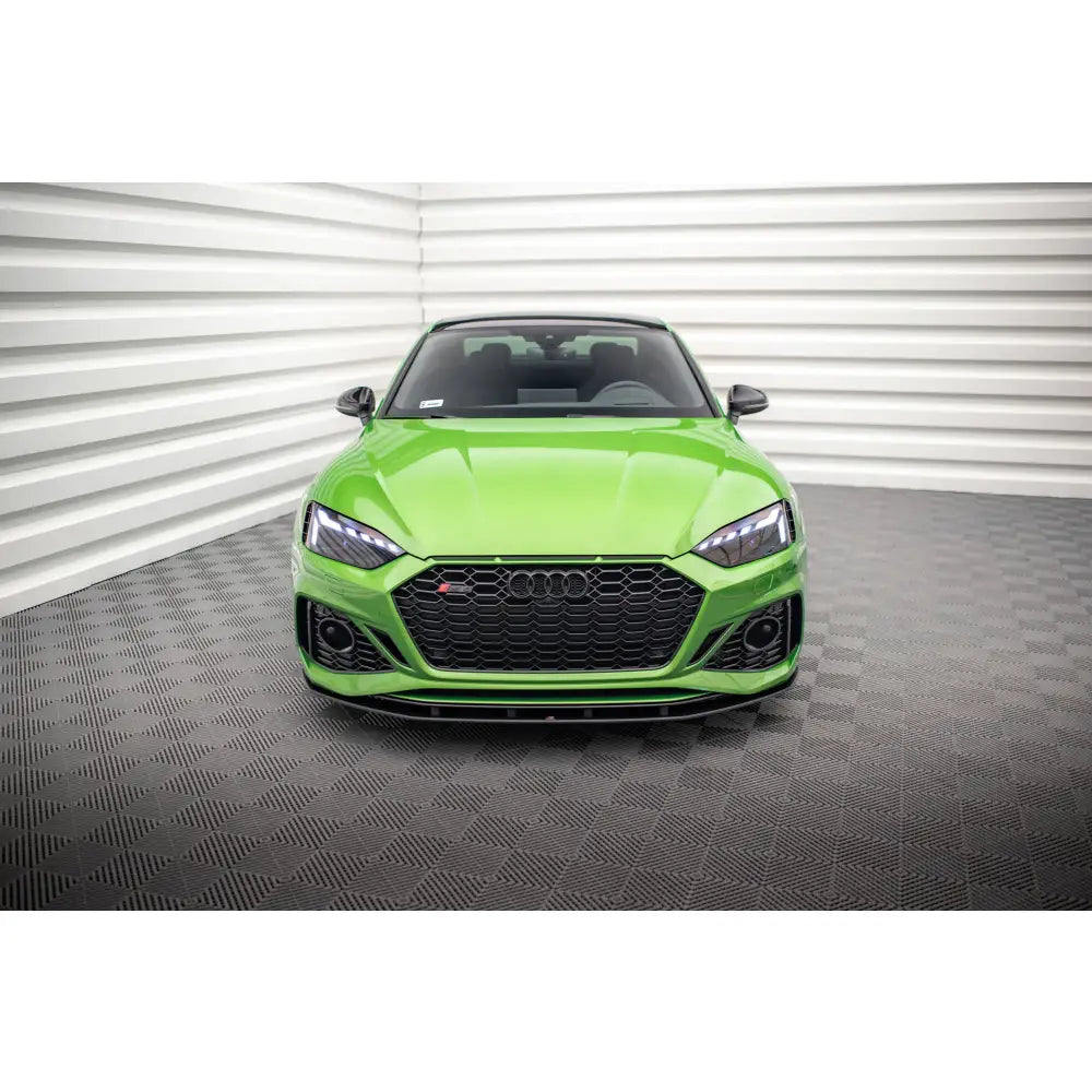 Spoiler på Audi RS5 F5 Facelift Street Pro, grønn bil forfra med sort grill og LED-frontlykter.
