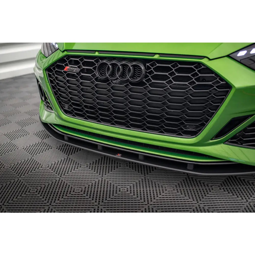Front splitter Audi RS5 F5 Facelift Street Pro nærbilde med svart grill og logo, lav vinkel mot støtfanger.