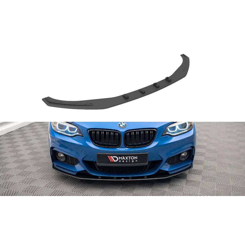 Frontspoiler BMW 2 F22 Street Pro M-Pack i sort plast, montert på blå bil sett forfra med sporty design.