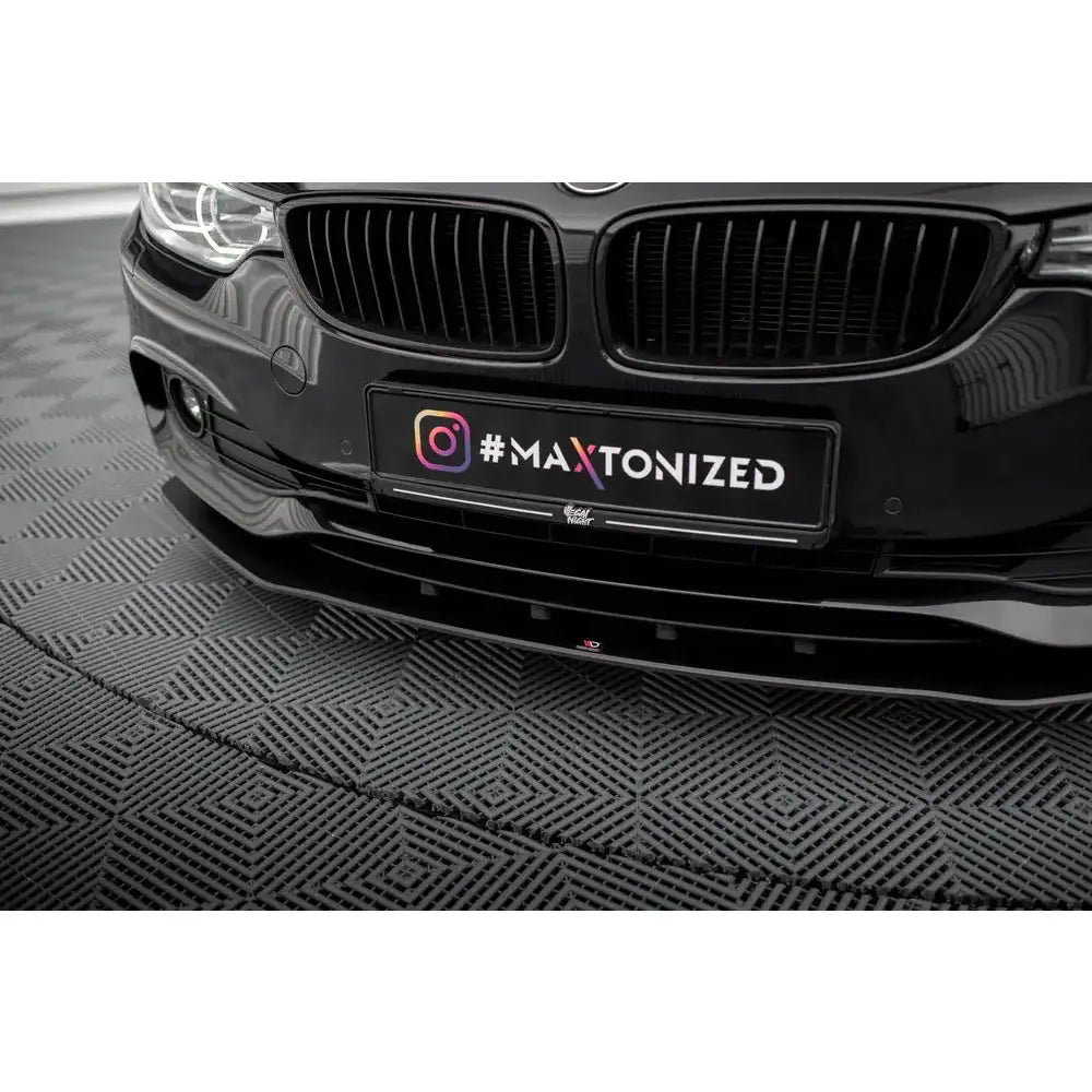 Front splitter på sort BMW 4 Gran Coupe F36 med sportslig frontspoiler og svart grill, sett forfra.