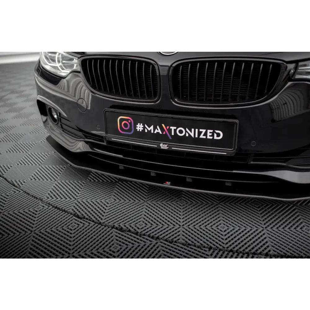 Front splitter på BMW 4 Gran Coupe F36 Street Pro, nærbilde med skiltet #MAXTONIZED og blank overflate.
