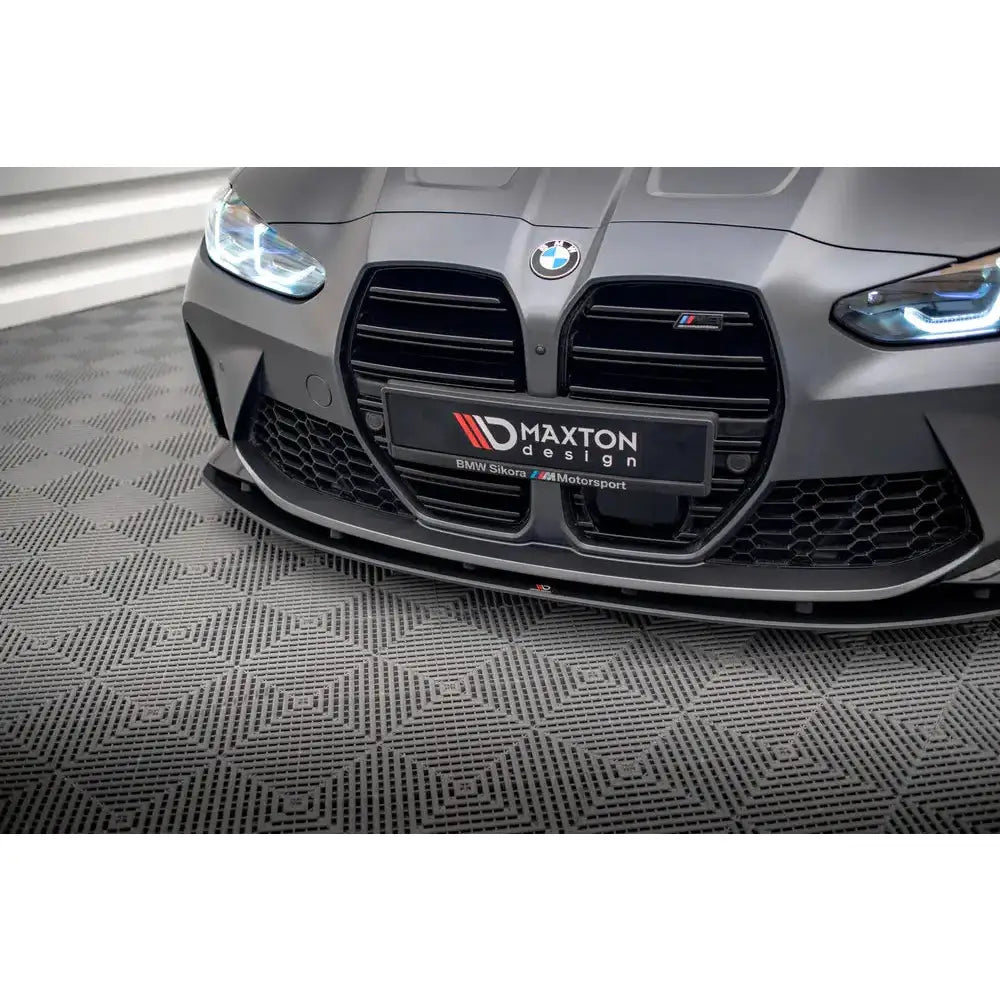 Front splitter på BMW M4 G82 med Maxton Design-logo og markante svarte grilldetaljer.