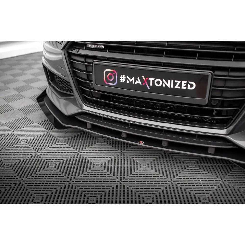 Spoiler Audi TT S Street Pro frontsplitter sett nedenfra med markante linjer mot gråmønstret gulv.