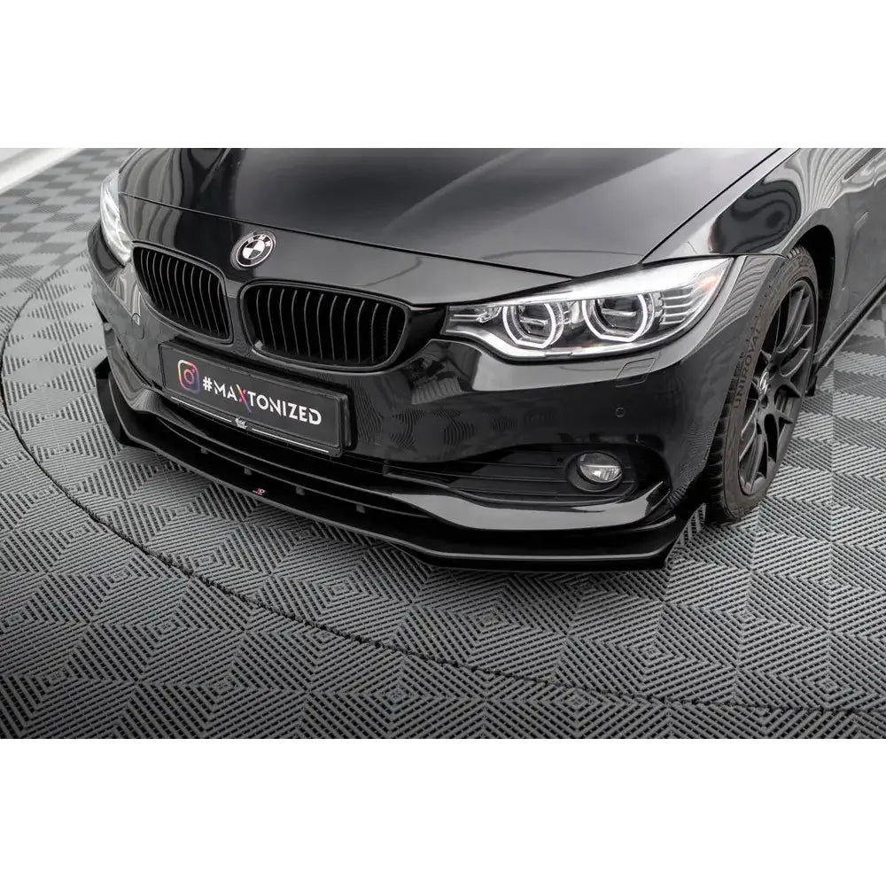 Front splitter Street Pro med flaps på BMW 4 Gran Coupe F36, sett forfra fra venstre side.