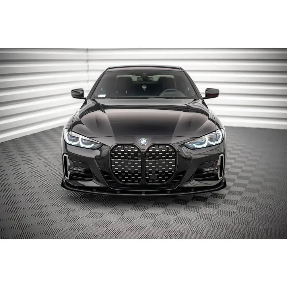 Spoiler på BMW 4 M-Pack G22 med markant grill og LED-lykter, fotografert rett forfra.