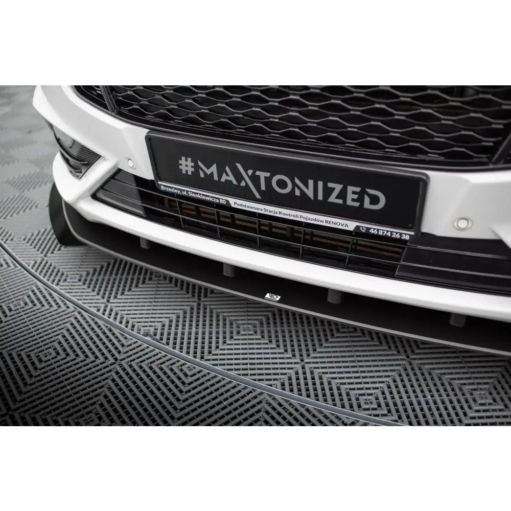 Front lip til Ford Mondeo Sport Mk5 Facelift med svart grill og aerodynamisk frontsplitter, sett skrått.