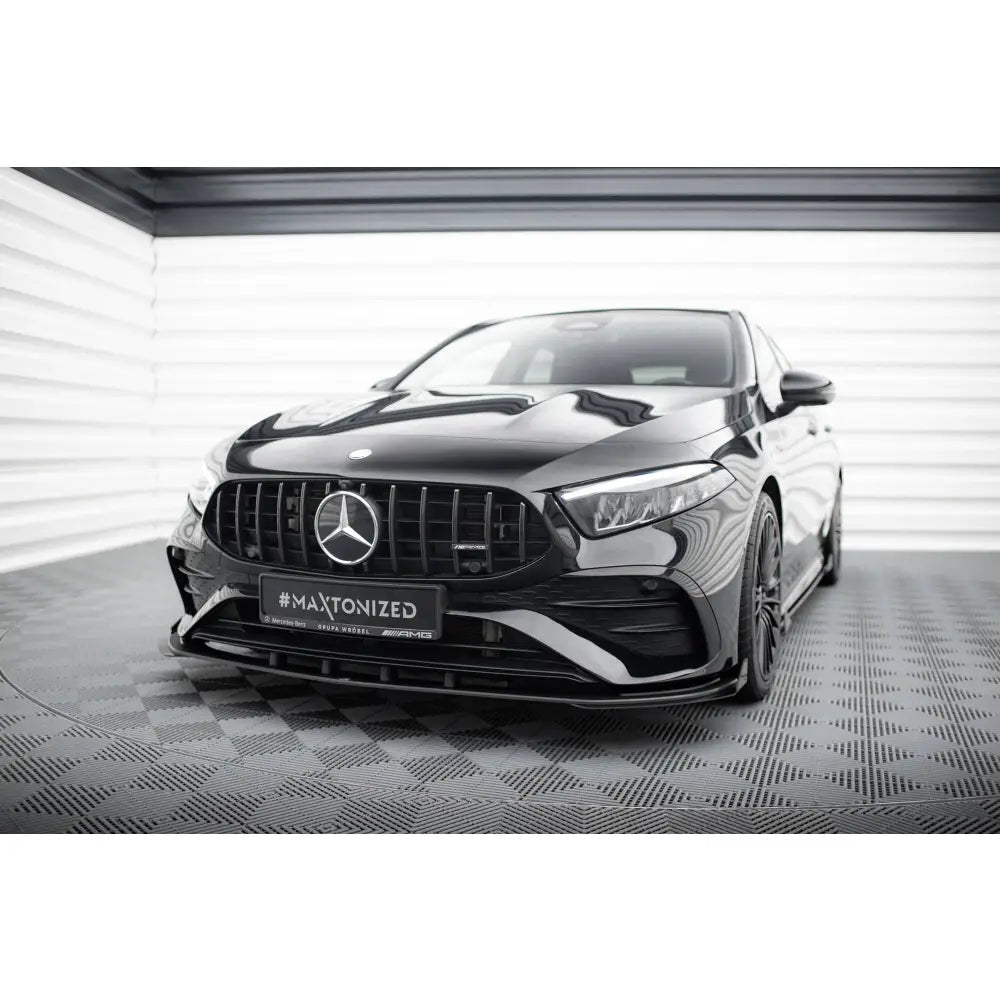 Frontspoiler Street Pro med flaps på Mercedes-AMG A35 W177 Facelift, sort bil med blank finish.