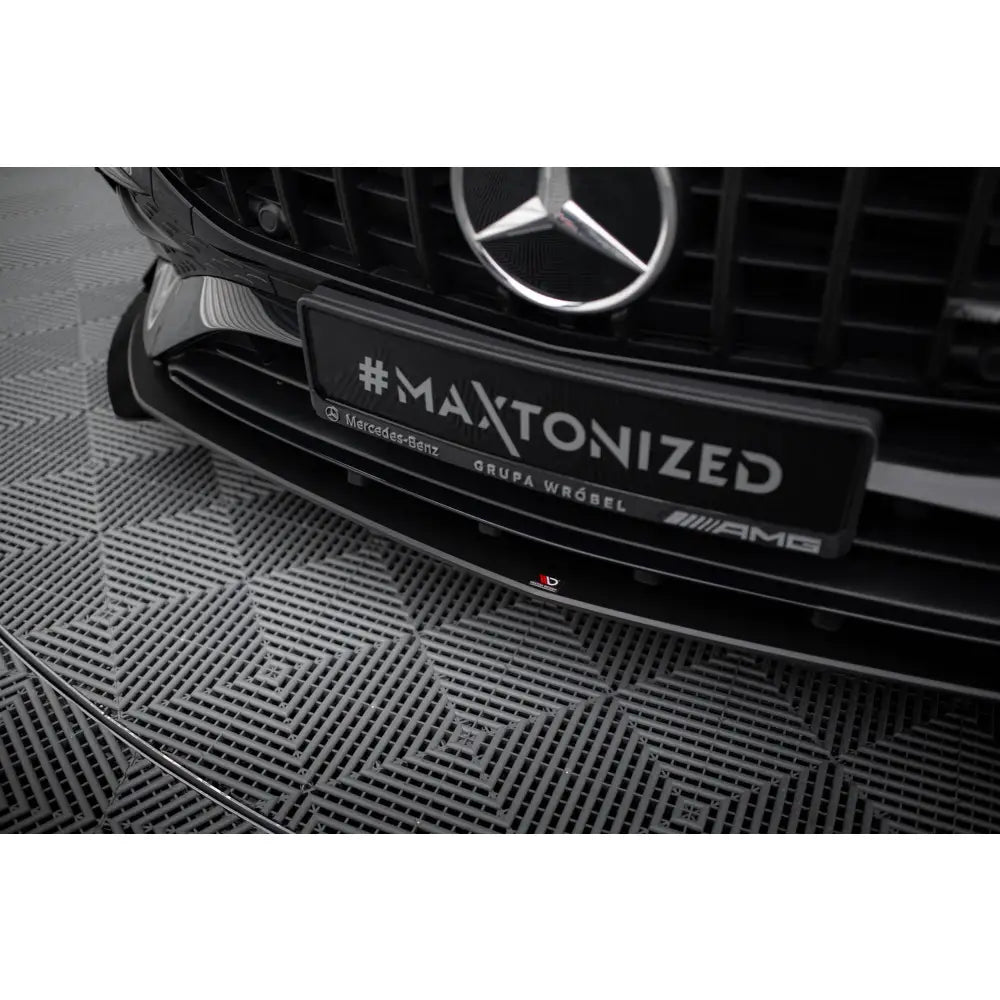 Frontspoiler Mercedes A35 W177 Facelift Street Pro sett forfra og nedenfra med AMG-grill og Maxtonized-logo.