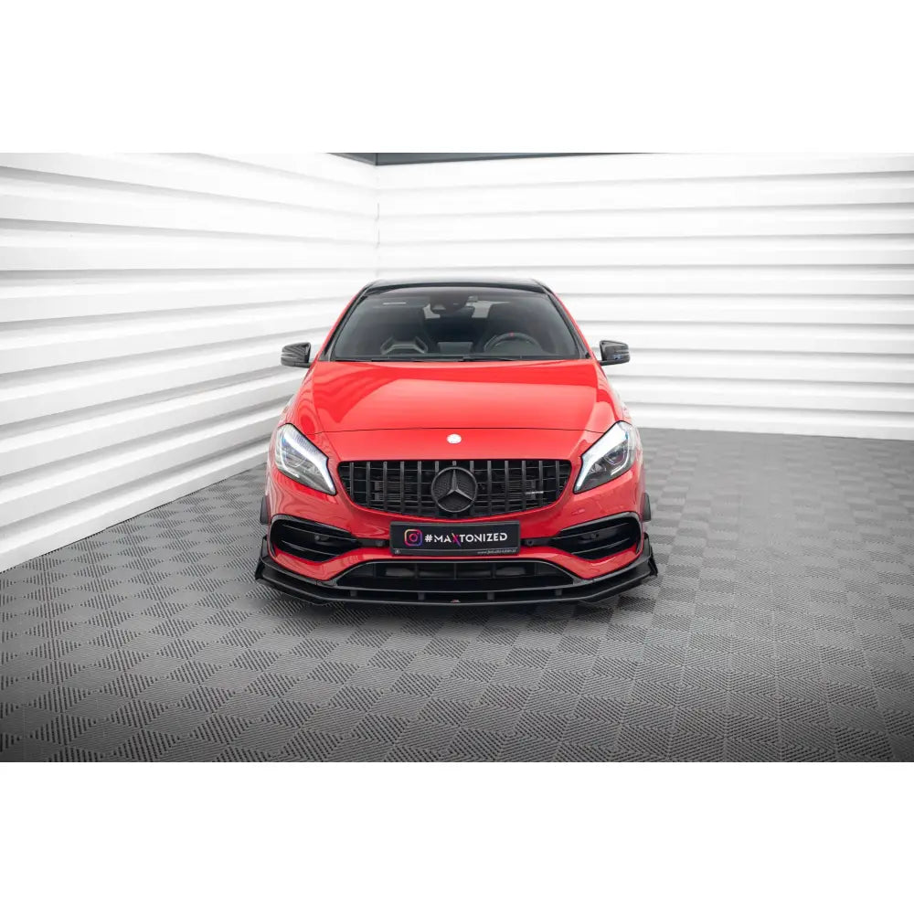 Frontleppe på Mercedes 45 AMG W176 Facelift med svart grill og sportslig design, sett forfra.