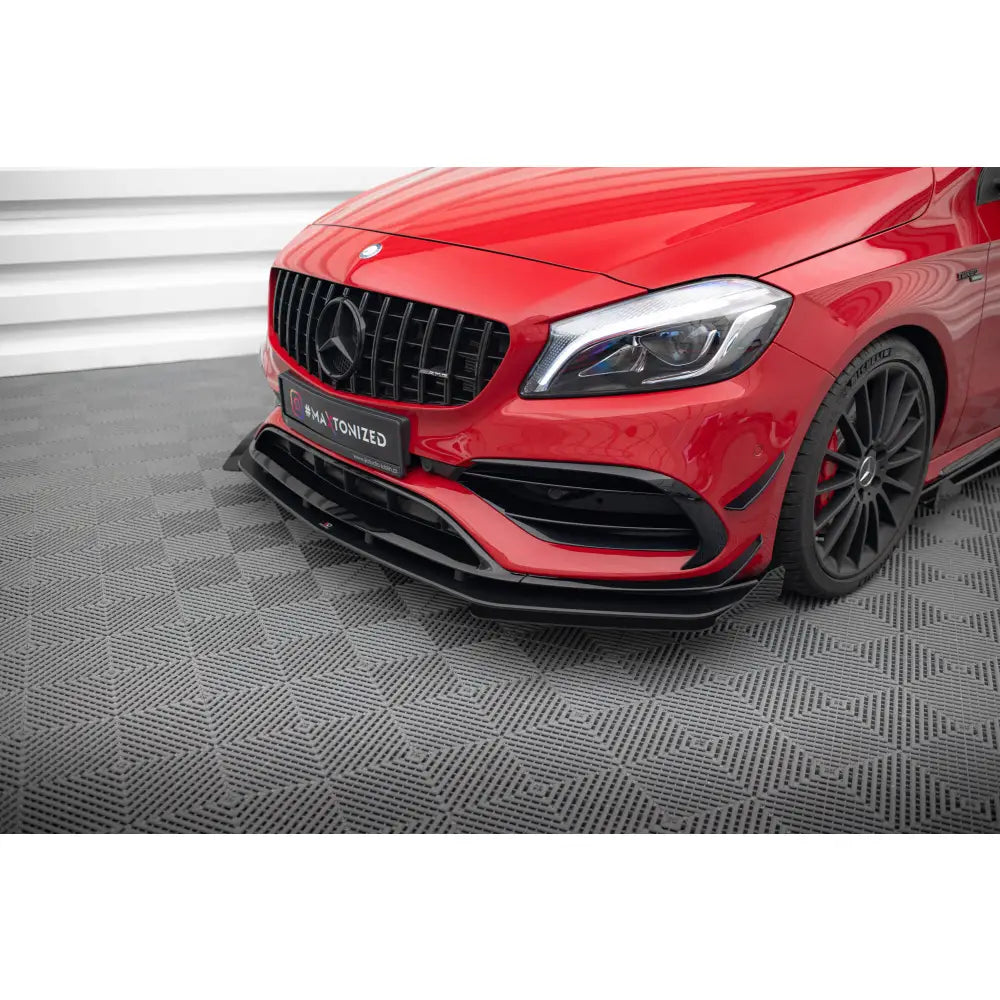 Front splitter på Mercedes 45 AMG Aero W176 Facelift med sorte detaljer, grill og felg sett skrått forfra.