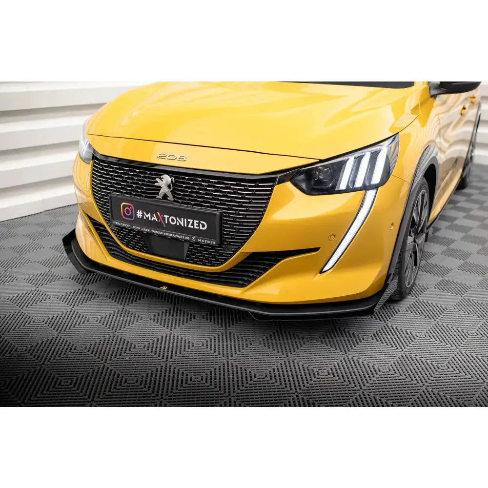 Spoiler på Peugeot 208 GT Mk2 Street Pro med sorte detaljer og markante LED-lys, sett skrått forfra.