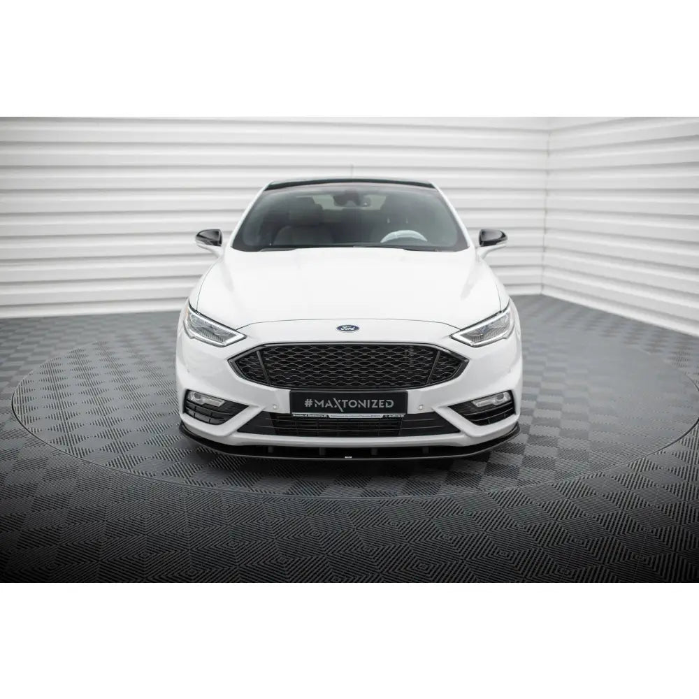 Spoiler til Ford Mondeo Mk5 Facelift Street Pro Sport sett forfra på hvit bil i lyst rom.