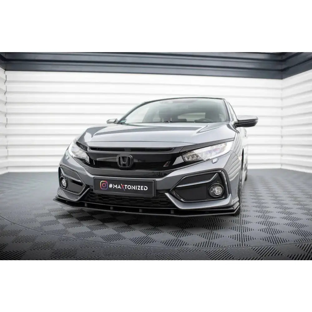 Front splitter på Honda Civic Sport Mk 10 med svart frontspoiler og markerte lykter, innendørs.