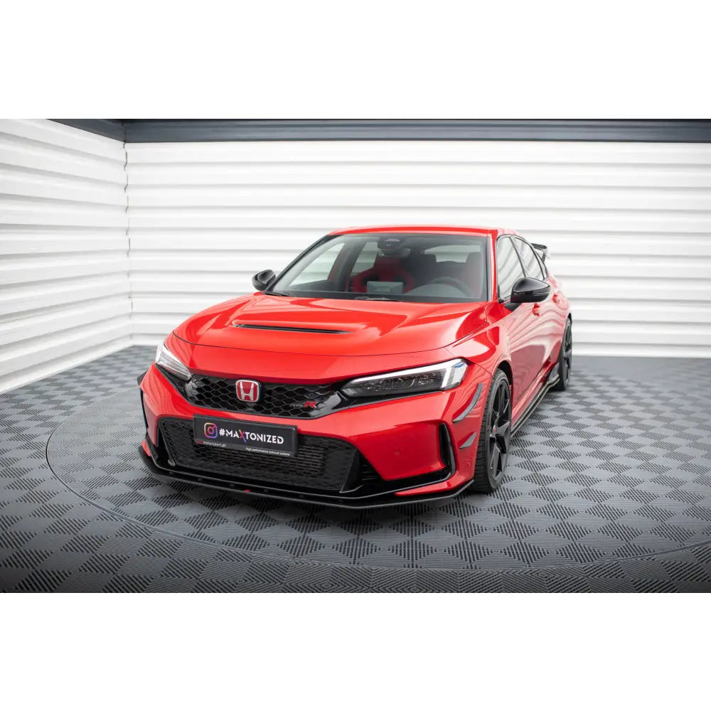 Frontleppe på Honda Civic Type-R Mk 11 Street Pro, rød sportsbil med svart grill og store luftinntak.