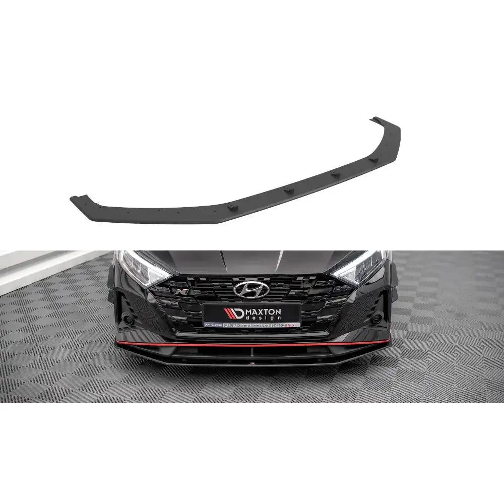 Frontspoiler Street Pro til Hyundai I20 N Mk3, sort med rød kant, montert på bilens frontfanger.