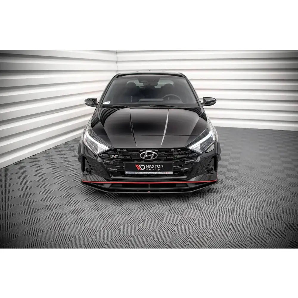 Frontleppe Street Pro på Hyundai I20 N Mk3, sett forfra med rød stripe og sporty design.