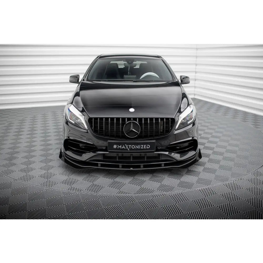 Spoiler til Mercedes AMG-Line W176 Facelift Street Pro montert foran på svart bil i lyst rom.