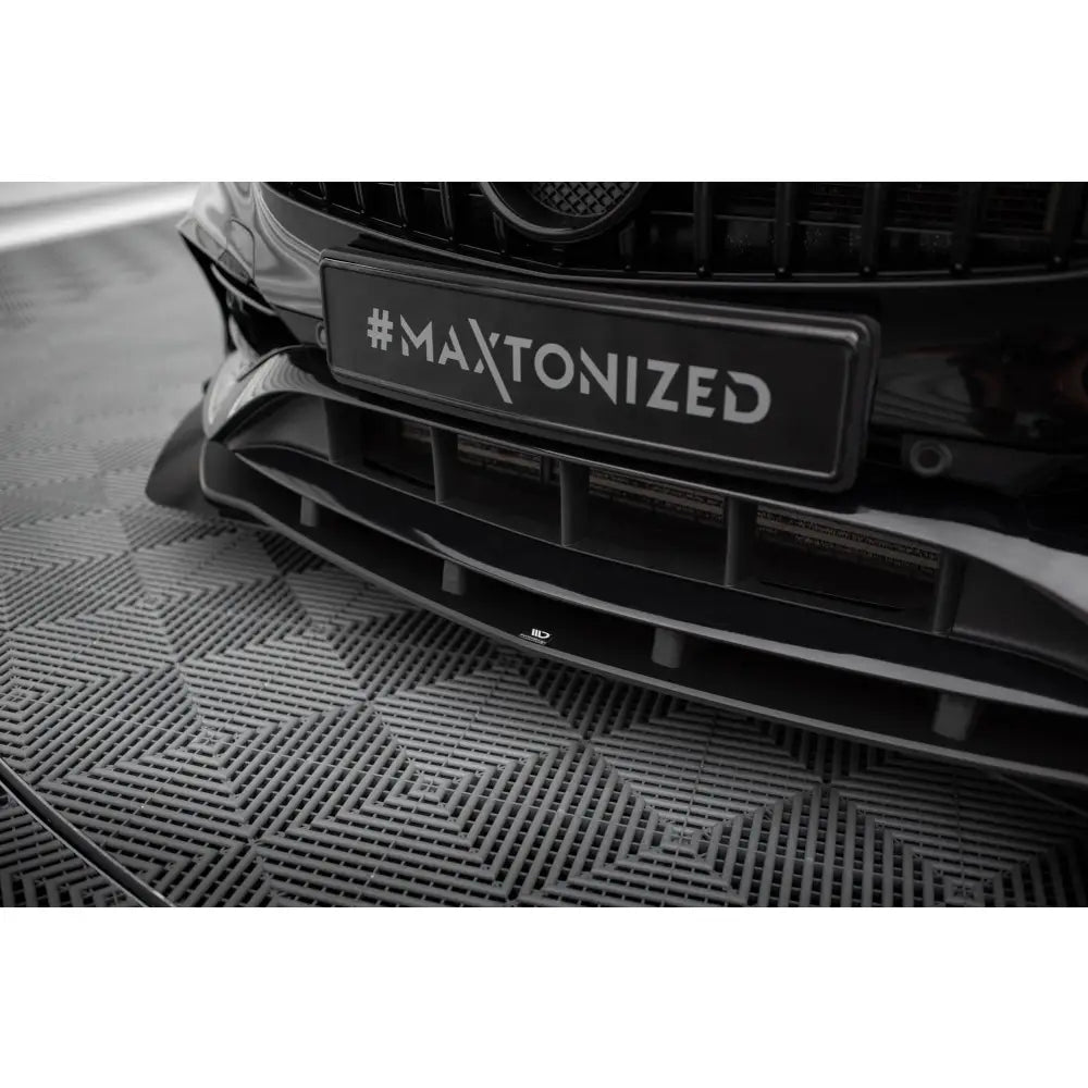 Front splitter til Mercedes AMG-Line W176 Facelift Street Pro, sort glanset plast med #MAXTONIZED-skilt.
