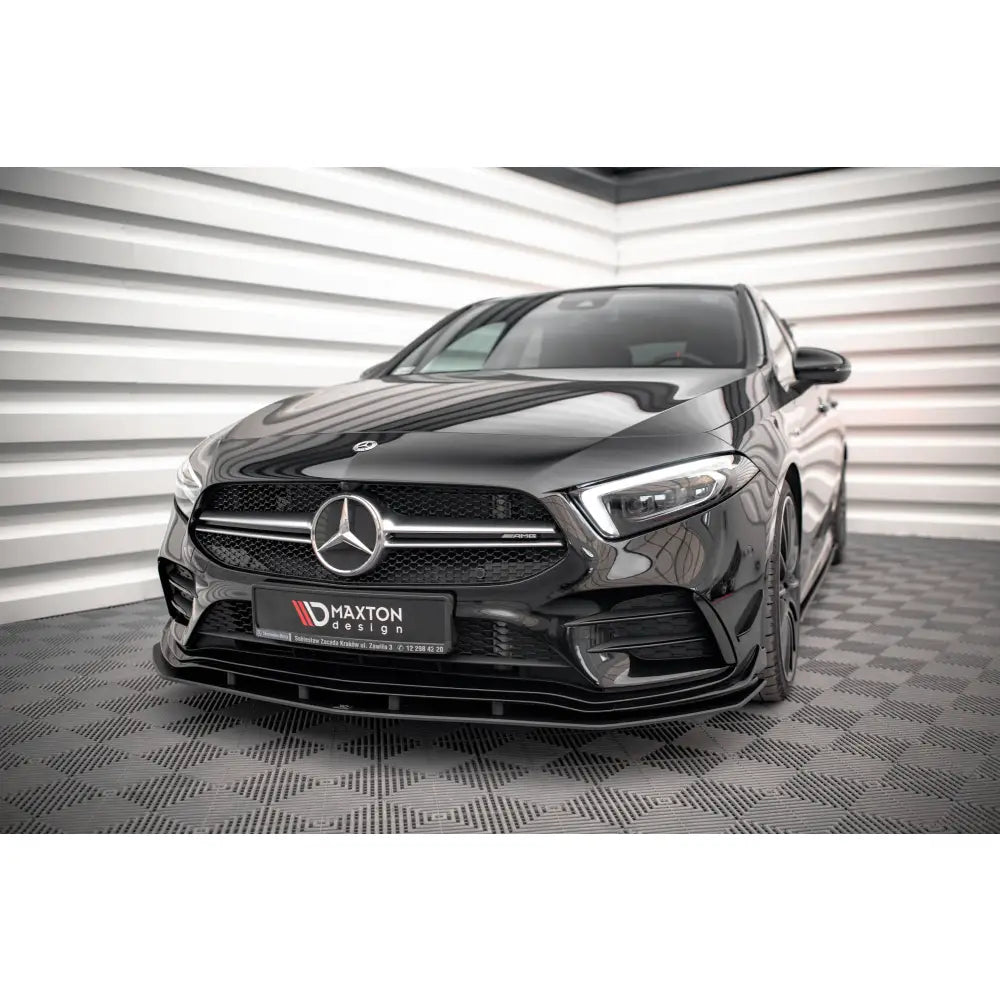 Frontspoiler til Mercedes A35 AMG Street Pro med blank finish, sett forfra og fra siden i lyst rom.