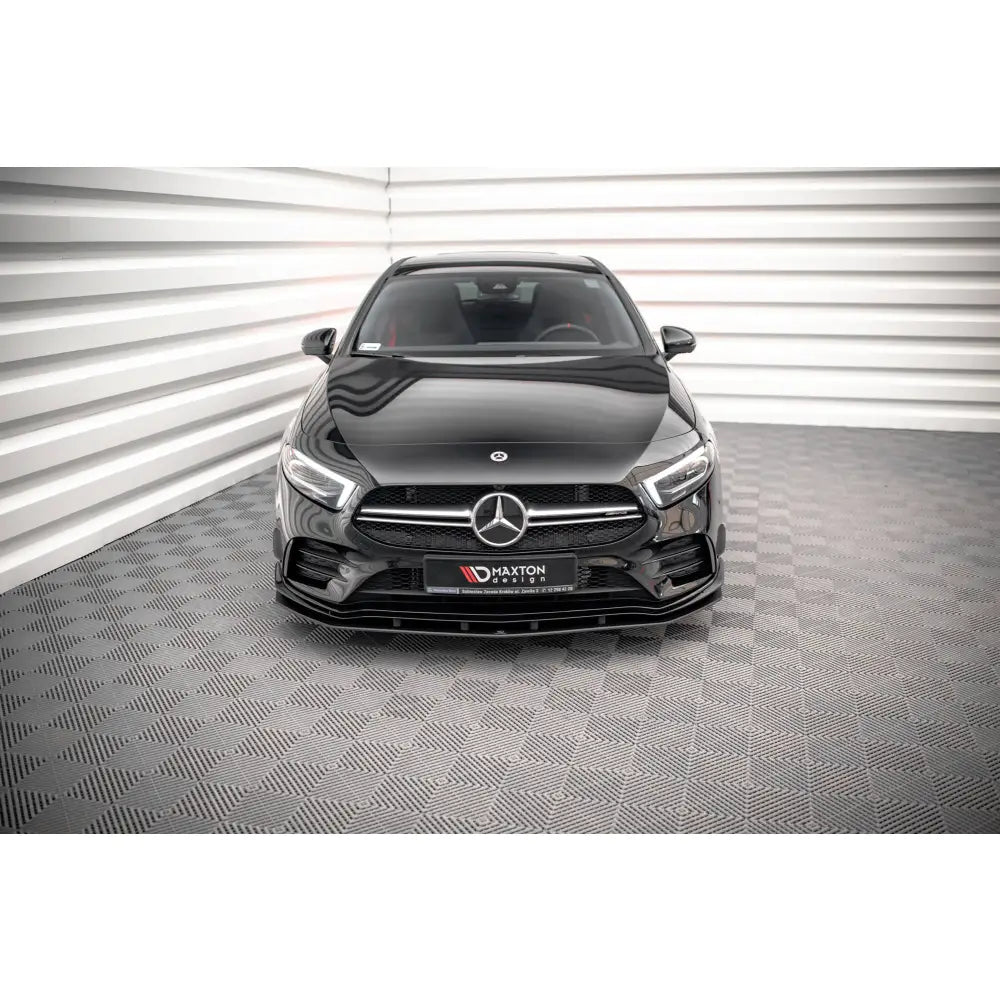 Spoiler på Mercedes A35 AMG W177 Street Pro sett forfra med blank finish og tydelig grill.