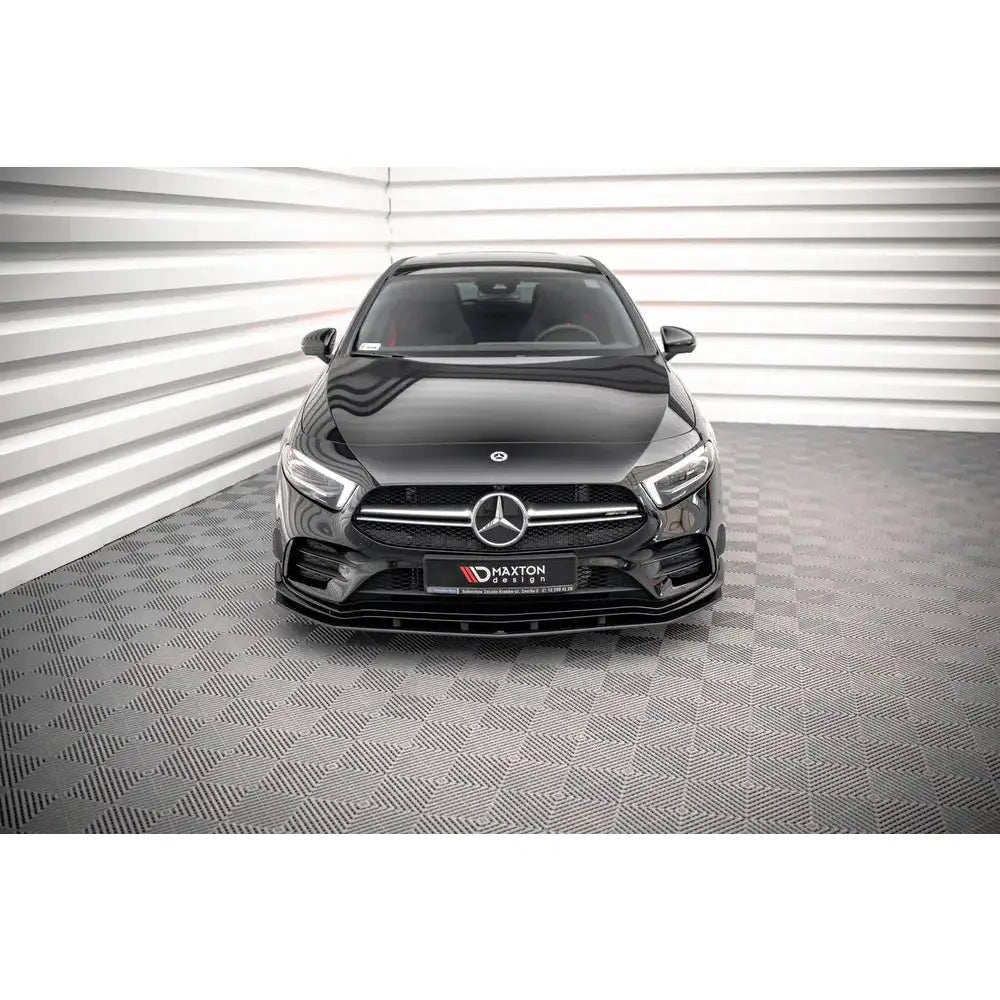Front splitter på sort Mercedes A35 AMG med blank finish og kromdetaljer, sett rett forfra.