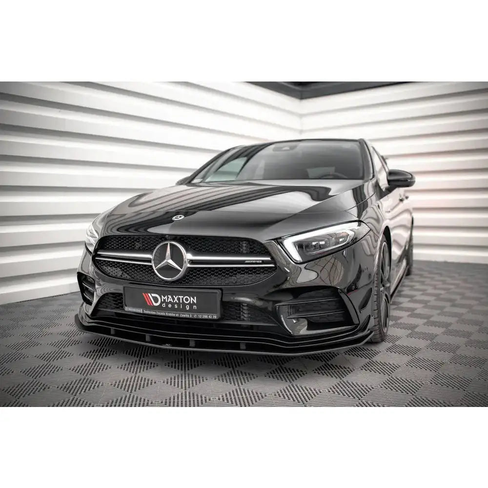 Frontspoiler på Mercedes A35 AMG med blank finish, synlig frontgrill og LED-lykter innendørs.