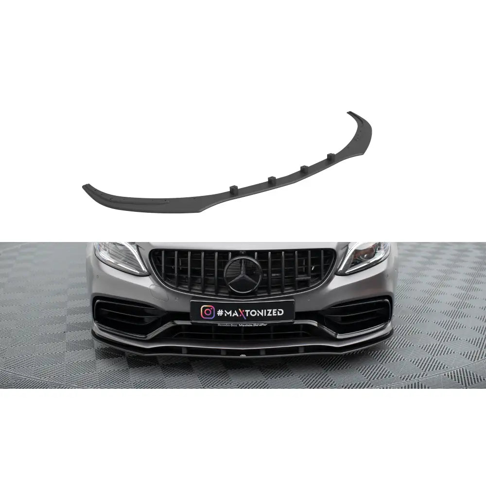 Frontleppe Street Pro Mercedes-AMG C63 W205, sort splitter montert på bilens front.
