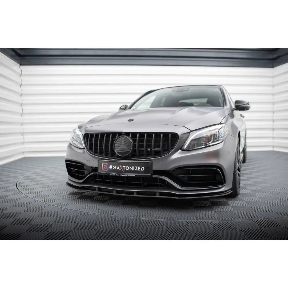 Frontspoiler Street Pro Mercedes-AMG C63 W205 Facelift på grå bil sett forfra mot lyse vegger.