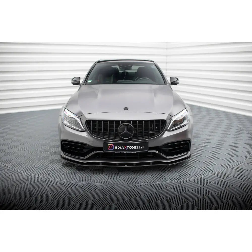 Spoiler til Mercedes C63 W205 Facelift, sett forfra med markerte luftinntak og sort grill.