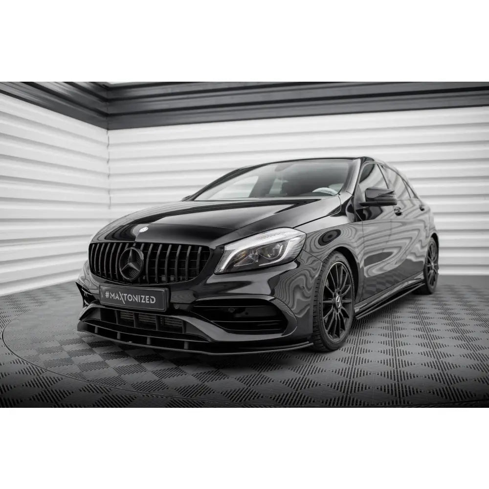 Frontleppe på Mercedes AMG-Line W176 Facelift Street Pro med blank sort finish og sporty frontdesign.