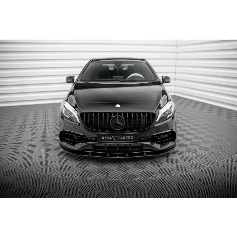 Spoiler Mercedes AMG-Line W176 Facelift Street Pro montert på svart bil med blank grill og kromdetaljer.