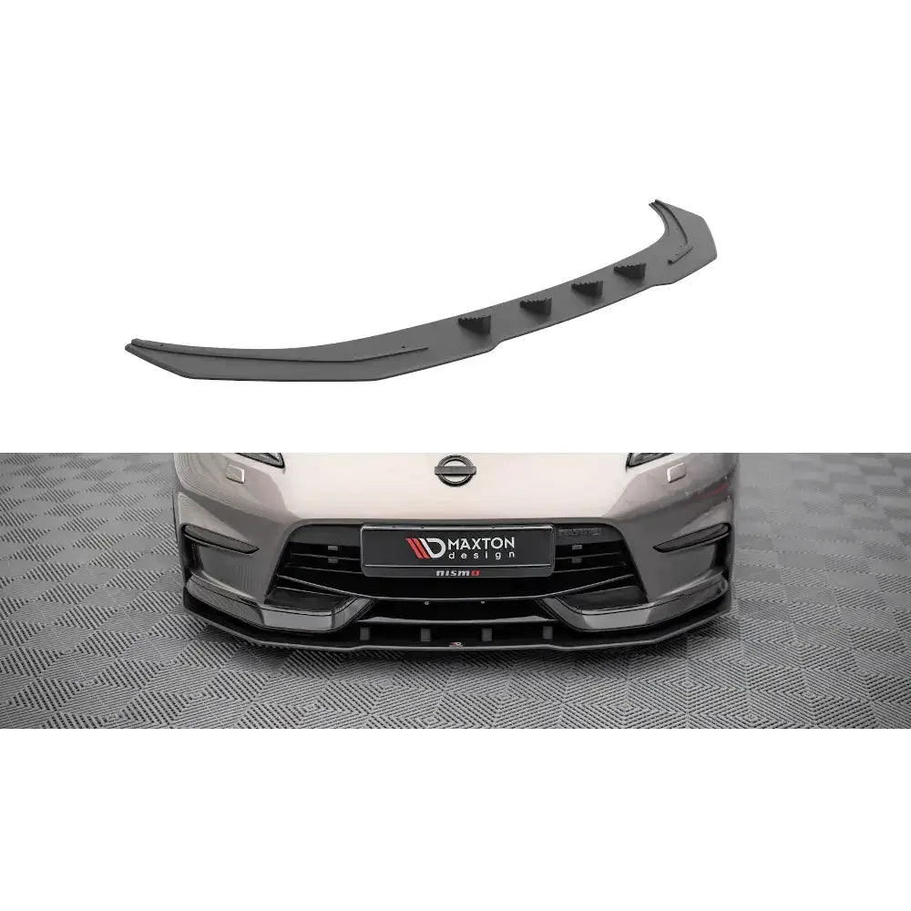 Frontleppe Street Pro til Nissan 370Z Nismo Facelift, svart splitter med aerodynamiske finner montert foran.
