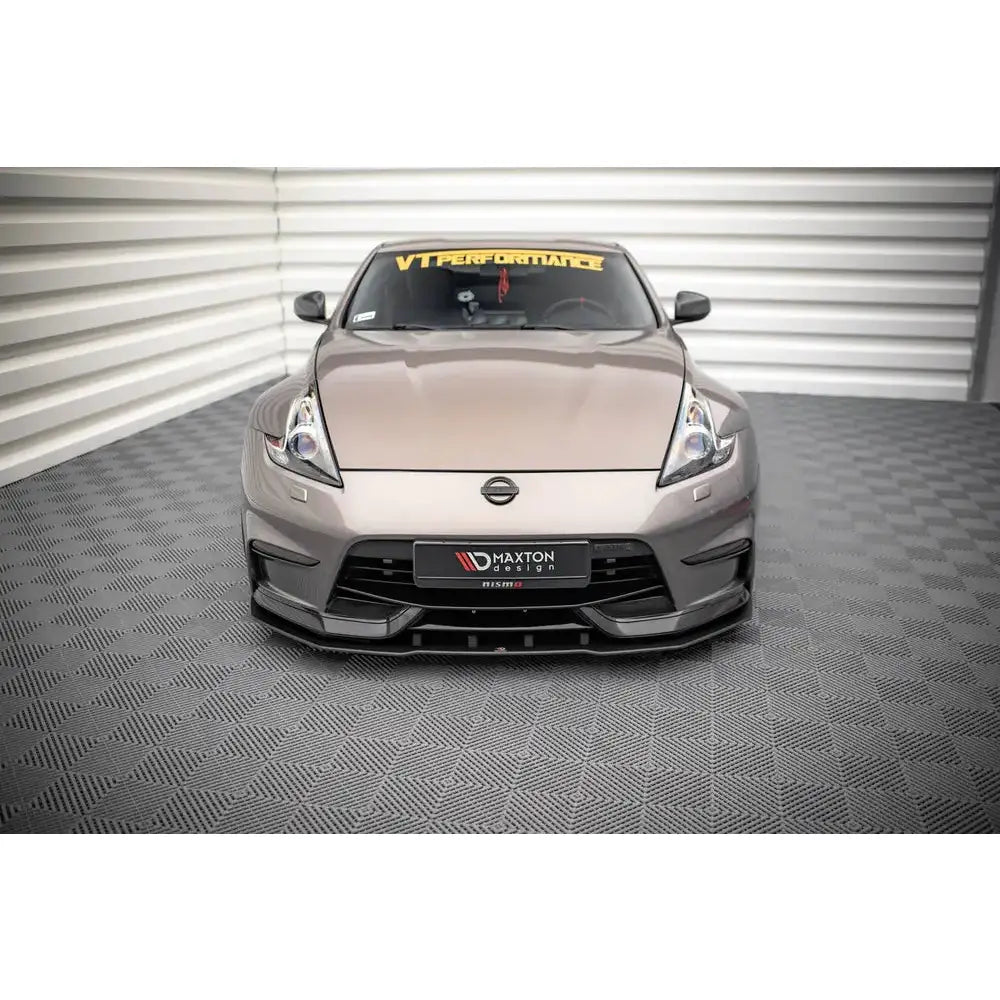 Frontspoiler på Nissan 370Z Nismo Facelift med svarte detaljer og Maxton Design-logo på skiltet.