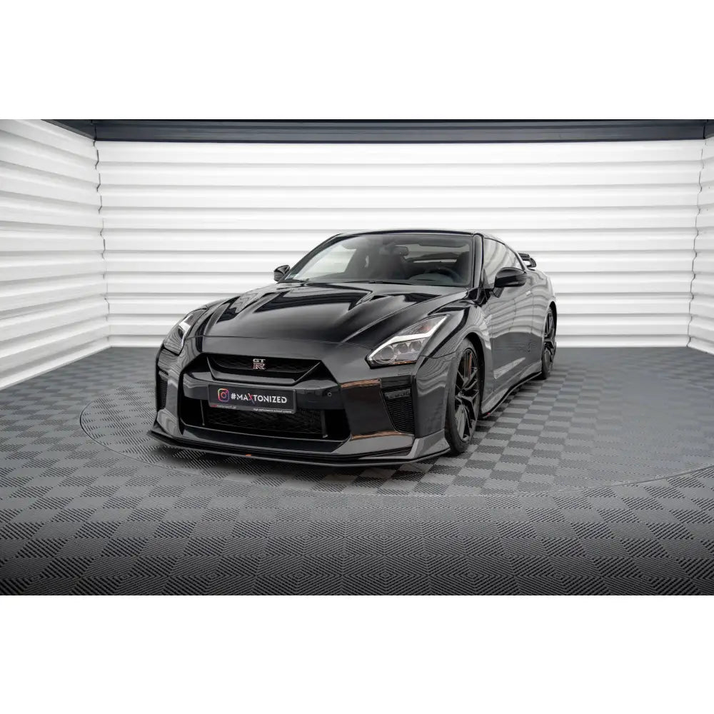 Frontleppe på Nissan GTR R35 Street Pro Facelift, svart høyglans, sett forfra med aerodynamiske detaljer.