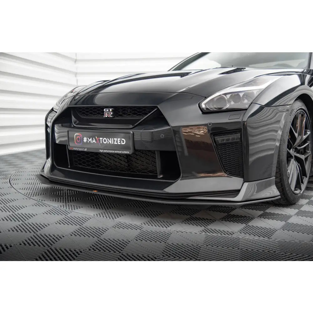 Front splitter på Nissan GTR R35 Street Pro Facelift med markante luftinntak og blanke detaljer.