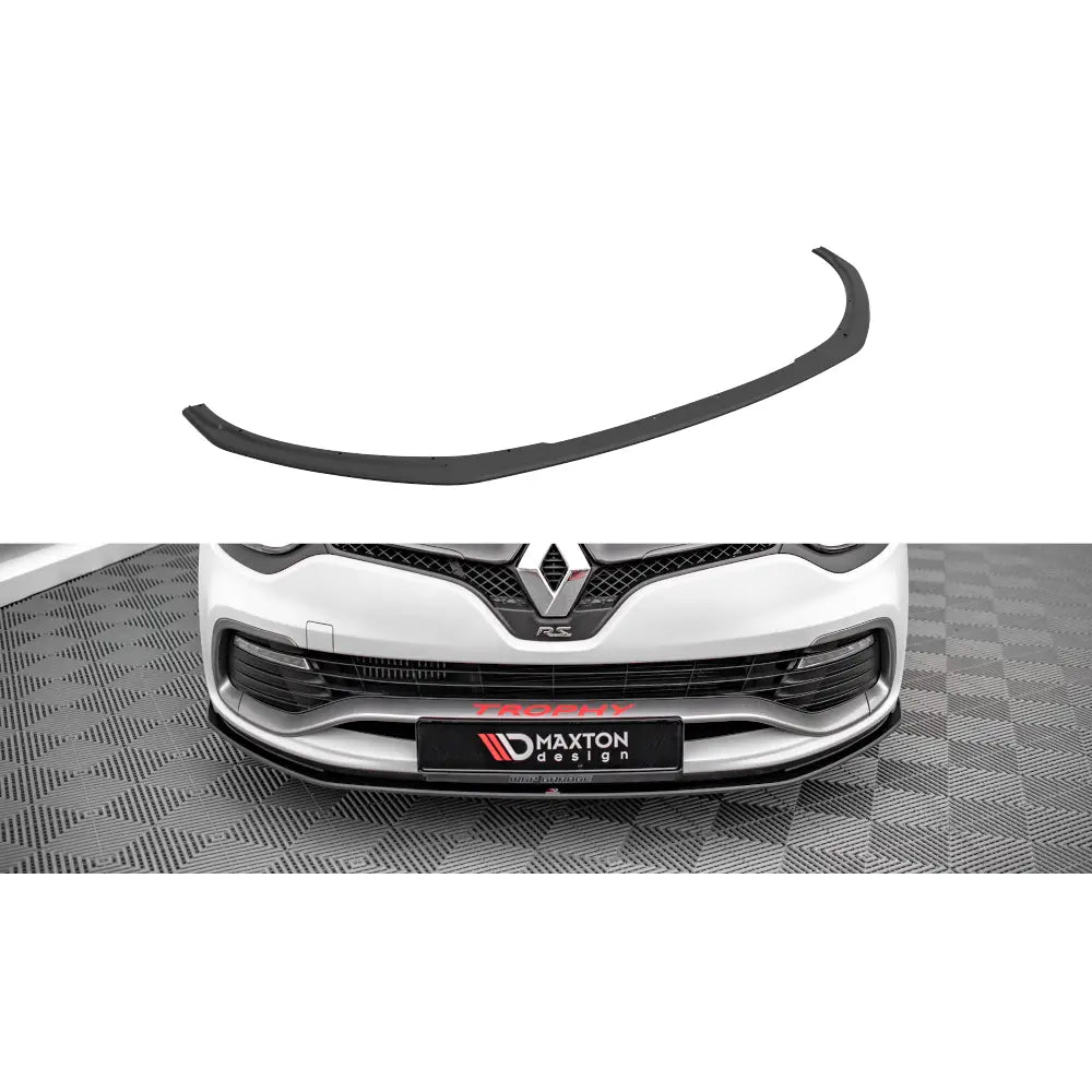 Frontspoiler Renault Clio RS Mk4 Street Pro i sort plast, vist alene og montert på hvit bil forfra.