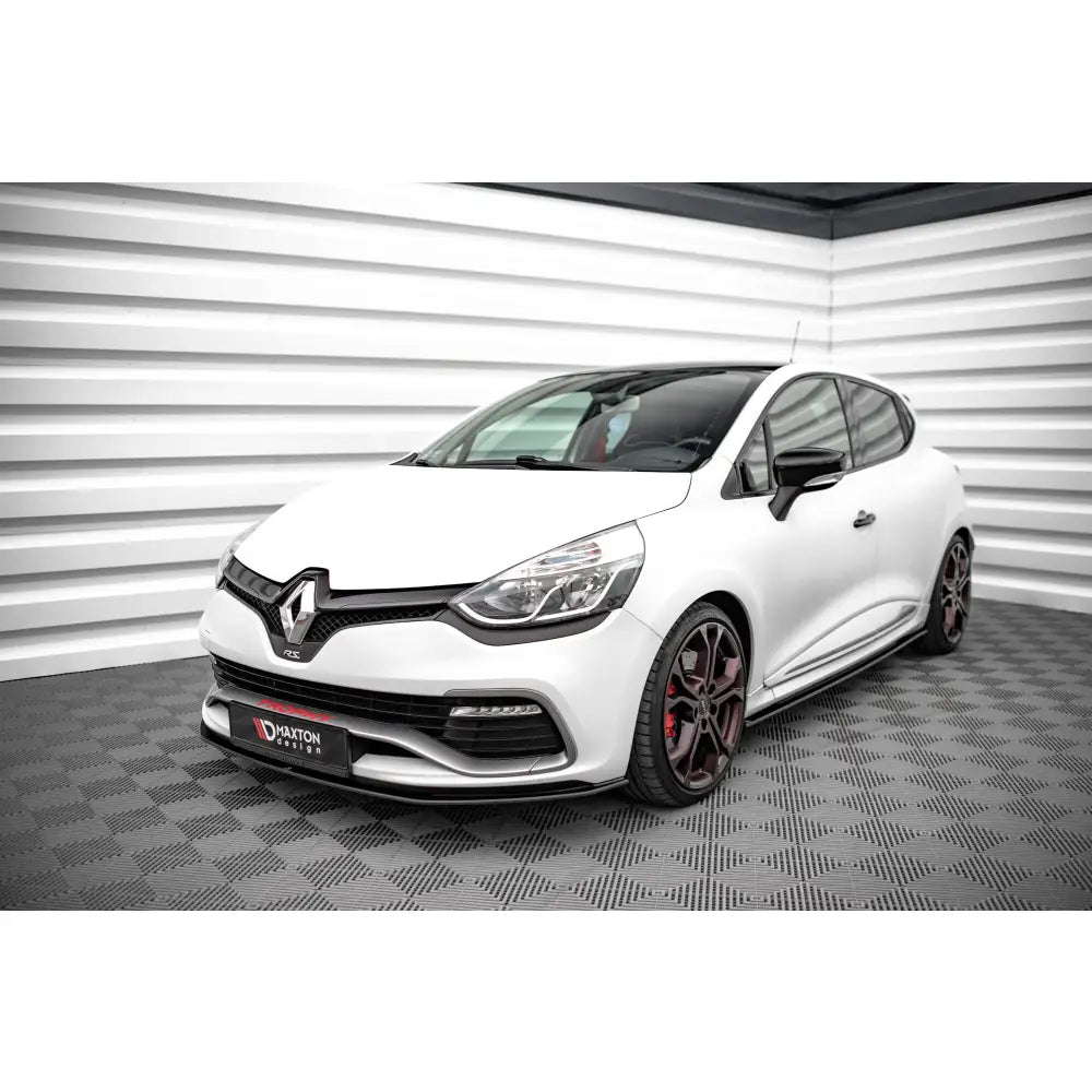 Frontleppe på hvit Renault Clio RS Mk4 Street Pro med svarte detaljer, fotografert innendørs.