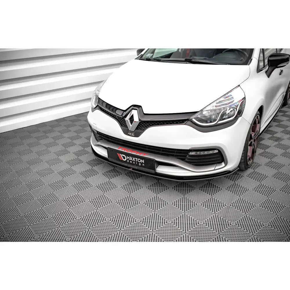 Front splitter på Renault Clio RS Mk4 Street Pro, sort spoilersett montert på hvitt frontparti.