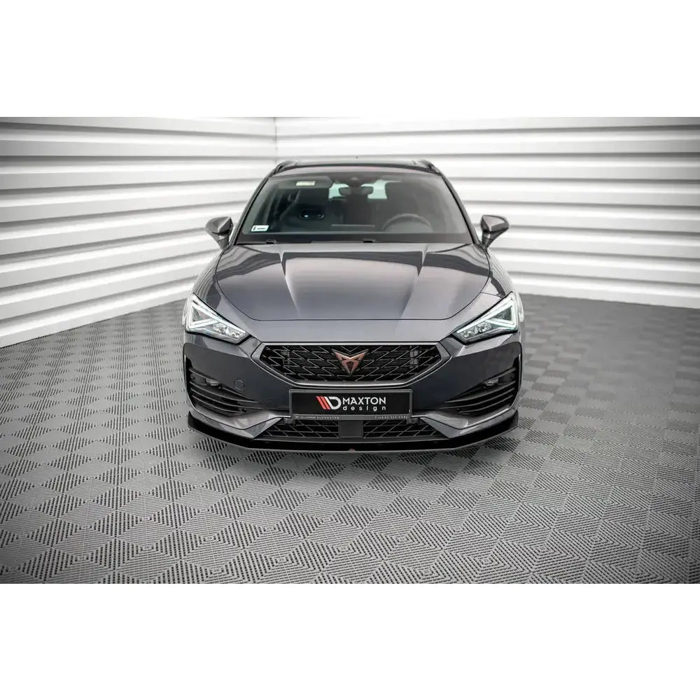 Frontleppe på Seat Cupra Leon med markante LED-frontlykter og sportslig grill, sett rett forfra.
